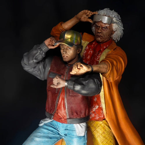Diorama Ritorno al Futuro con Doc Brown e Marty McFly dipinto a mano