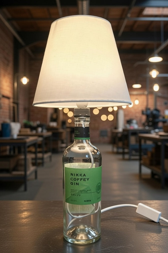 Lampada artigianale da bottiglia – design industriale personalizzabile